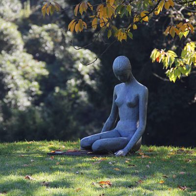 Hügelpark - Jean Sprenger, "Kleine Sitzende", Bronze, um 1965 (c) Alfried Krupp von Bohlen und Halbach-Stiftung / Fotograf: Denis Bury