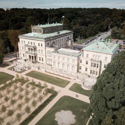 Villa Hügel - Südfassade mit 2018 angelegtem Lindenhain (c) Alfried Krupp von Bohlen und Halbach-Stiftung, Fotograf: Peter Gwiazda